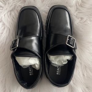 Brand New - NEVER BEEN WORN Kenneth Cole Reaction Boys Dress Shoes Size 2